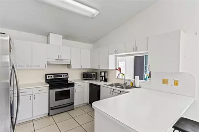 6090 NW 179th Ter, Hialeah, FL 33015 - Photo 11