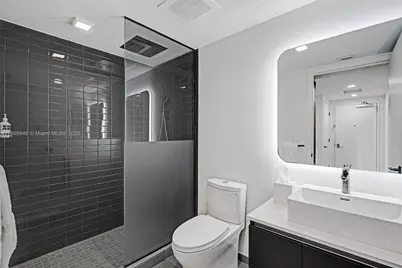 227 NE 2nd St #1610, Miami, FL 33132 - Photo 5