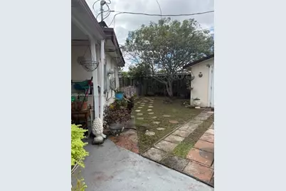 961 E 10th Pl, Hialeah, FL 33010 - Photo 9