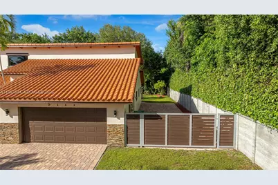 8111 SW 183rd St, Palmetto Bay, FL 33157 - Photo 7