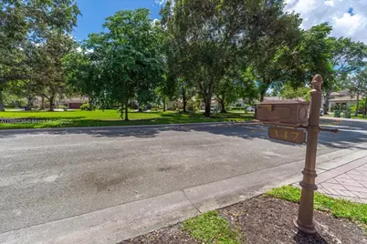 347 Fairmont Rd, Weston, FL 33326 - Photo 37