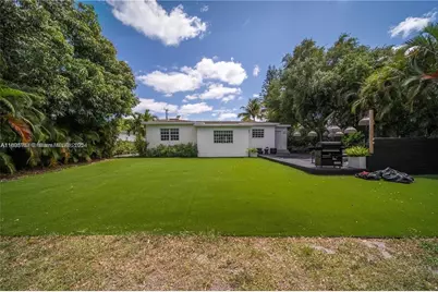 555 NE 127th St, North Miami, FL 33161 - Photo 9