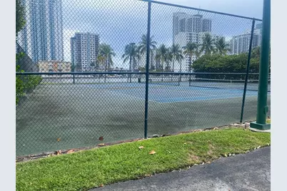 1000 Parkview Dr #427, Hallandale Beach, FL 33009 - Photo 3