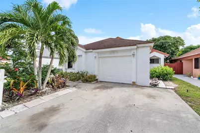 823 E Palm Run Dr, North Lauderdale, FL 33068 - Photo 1