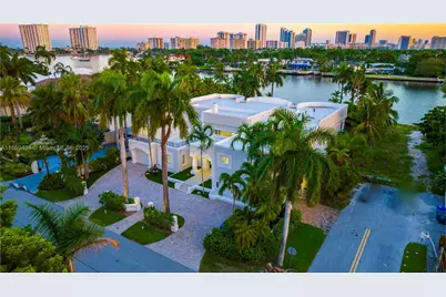 929 N Southlake Dr, Hollywood, FL 33019 - Photo 1