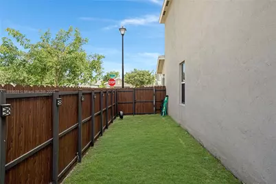 572 NE 6th Pl, Homestead, FL 33034 - Photo 11