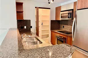 300 S Biscayne Blvd, Miami, FL 33131 - Photo 9