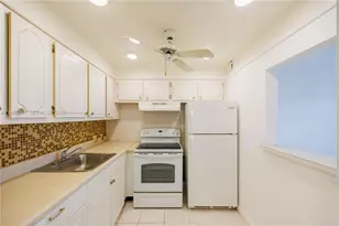 303 Preston H, Boca Raton, FL 33434 - Photo 9