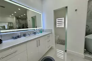 8521 NW 162nd St, Miami Lakes, FL 33016 - Photo 11