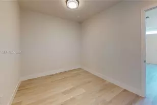 2555 NE 193rd St, Miami, FL 33180 - Photo 15