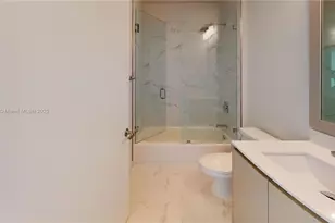 2555 NE 193rd St, Miami, FL 33180 - Photo 15