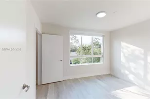 2555 NE 193rd St, Miami, FL 33180 - Photo 13