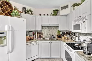 6422 Collins Ave, Miami Beach, FL 33141 - Photo 23