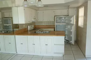 10811 NW 7th St, Miami, FL 33172 - Photo 7