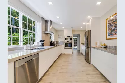 140 N Hibiscus Dr, Miami Beach, FL 33139 - Photo 15