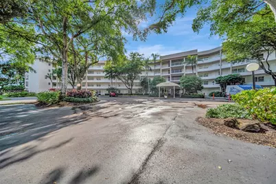 3980 Oaks Clubhouse Dr #409, Pompano Beach, FL 33069 - Photo 9