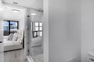 2555 Collins Ave, Miami Beach, FL 33140 - Photo 27