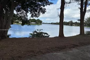 10360 W Cypress Ct, Pembroke Pines, FL 33026 - Photo 21