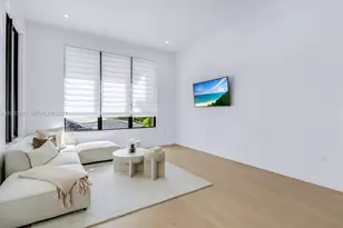 8013 NW 42nd St, Doral, FL 33166 - Photo 9