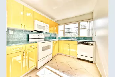 942 NE 199th St #302, Miami, FL 33179 - Photo 1