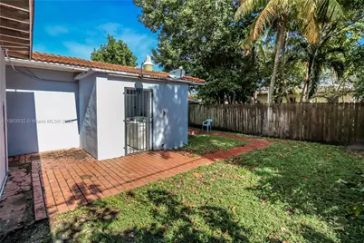 976 NW 6th St, Miami, FL 33136 - Photo 11