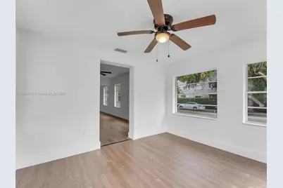 520 NW 32nd Pl, Miami, FL 33125 - Photo 5