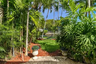 7975 Biscayne Point Cir, Miami Beach, FL 33141 - Photo 41
