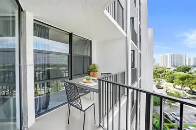 1000 Parkview Dr #811, Hallandale Beach, FL 33009 - Photo 5