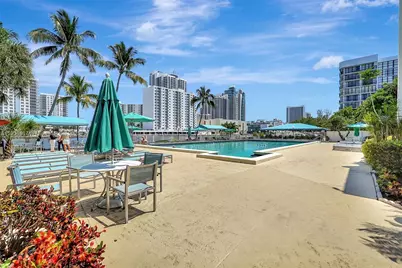 1000 Parkview Dr #811, Hallandale Beach, FL 33009 - Photo 23