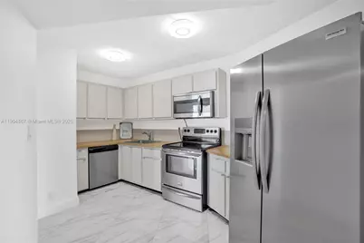 1000 Parkview Dr #811, Hallandale Beach, FL 33009 - Photo 9