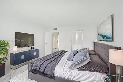 1000 Parkview Dr #811, Hallandale Beach, FL 33009 - Photo 3