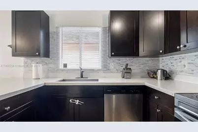 1008 W Jasmine Ln, North Lauderdale, FL 33068 - Photo 11