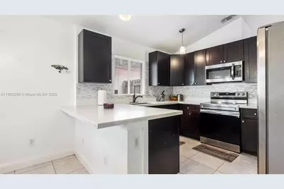 1008 W Jasmine Ln, North Lauderdale, FL 33068 - Photo 9