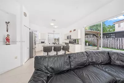 18000 NW 90th Pl, Hialeah, FL 33018 - Photo 15