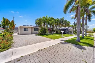 717 SE 2nd St, Deerfield Beach, FL 33441 - Photo 1