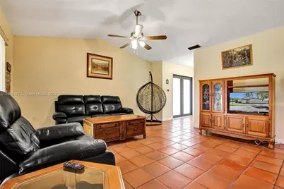 1590 NW 98th Ter, Pembroke Pines, FL 33024 - Photo 7