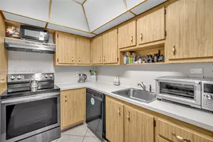 900 St Charles Pl, Pembroke Pines, FL 33026 - Photo 5