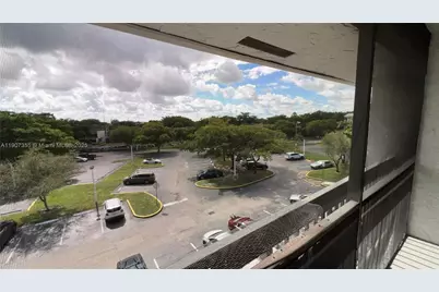 711 N Pine Island Rd #415, Plantation, FL 33324 - Photo 9