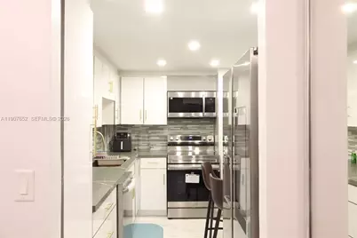 5005 Collins Ave #1523, Miami Beach, FL 33140 - Photo 3