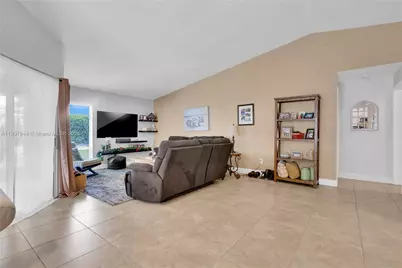 662 SE 27th Dr, Homestead, FL 33033 - Photo 9