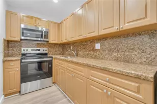 4709 NW 7th St, Miami, FL 33126 - Photo 19