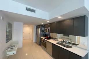 31 SE 6th St, Miami, FL 33131 - Photo 3