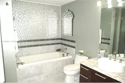 253 NE 2nd St #1602, Miami, FL 33132 - Photo 17