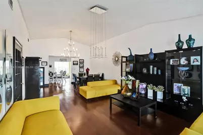 652 SE 8th St, Hialeah, FL 33010 - Photo 9