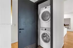 398 NE 5th St, Miami, FL 33132 - Photo 23