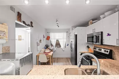 1000 Colony Point Cir #308, Pembroke Pines, FL 33026 - Photo 31