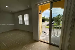 10012 NW 7th St, Miami, FL 33172 - Photo 9