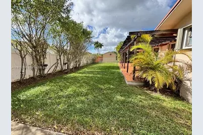 9730 SW 5th St, Miami, FL 33174 - Photo 11