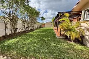 9730 SW 5th St, Miami, FL 33174 - Photo 11