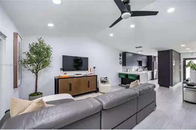 9673 NW 16th Ct, Pembroke Pines, FL 33024 - Photo 7